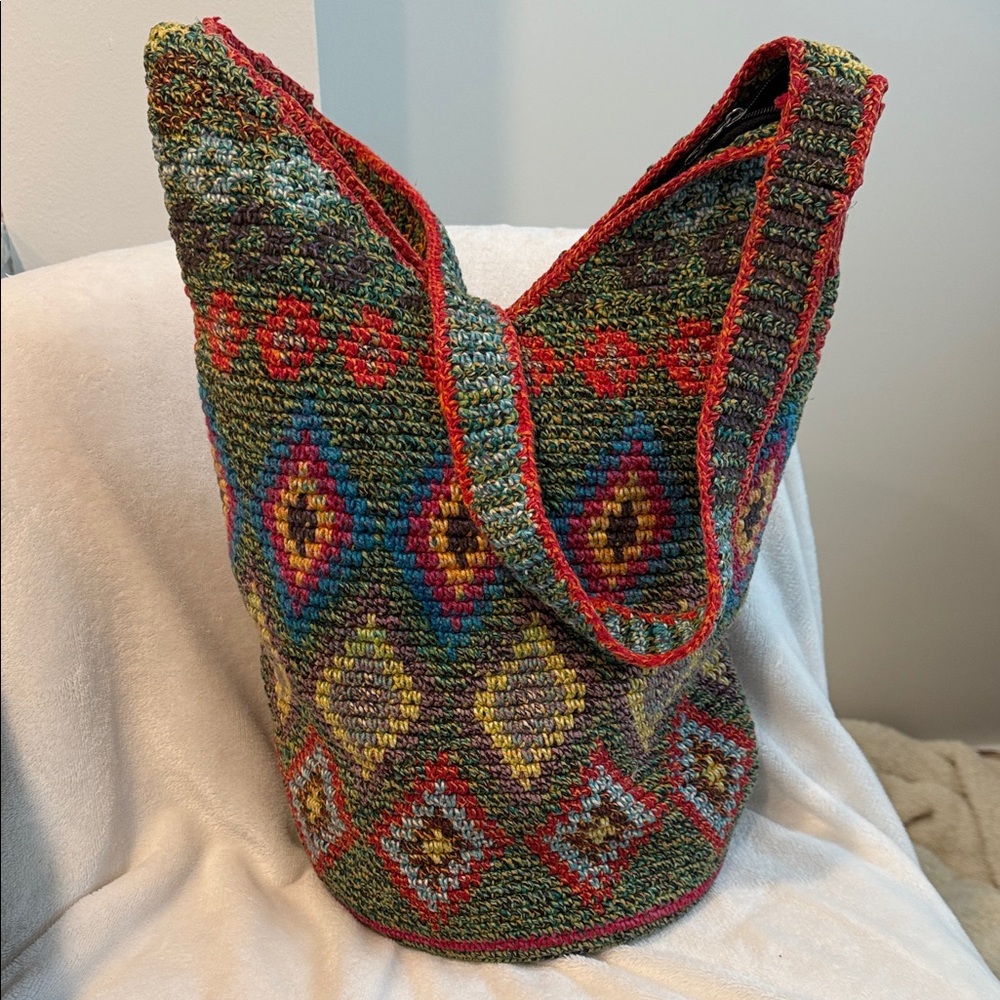 Handmade Wayuu Mochila Bucket Bag with strap and zipper